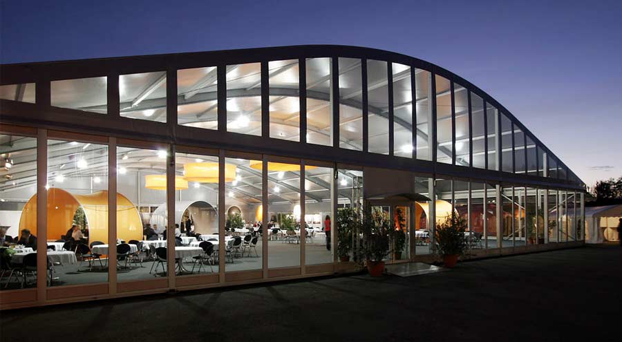 Abgerundetes Zelt mit Fensterfront von LEUBE