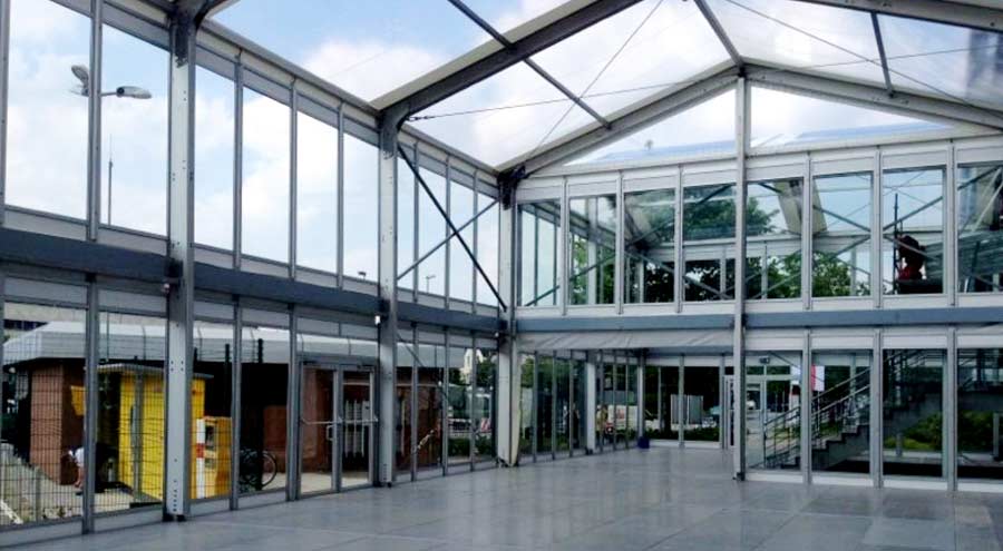 Mehrstöckiges Glaszelt von LEUBE