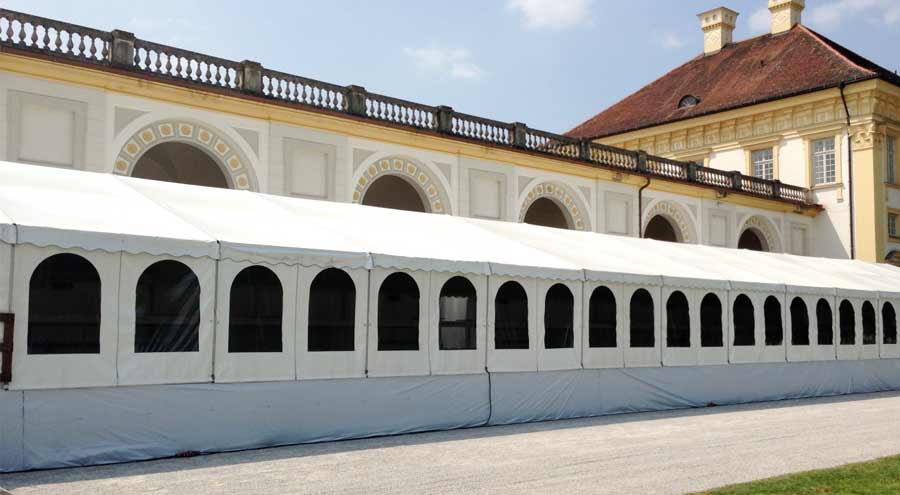 Leicht erhöhte Zeltanlage von LEUBE vor einem Schloss