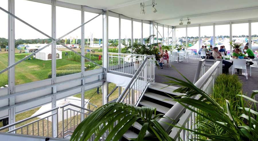 Mehrstöckiges Zelt mit Treppe von LEUBE