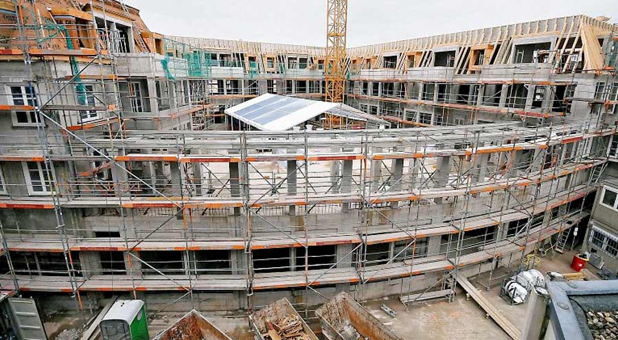 Zeltbau auf einer Baustelle