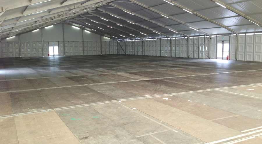 Systemfußboden von LEUBE in einem Zelt mit festen Wänden