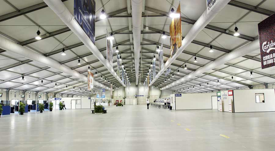 Systemfußboden in Messehalle von LEUBE