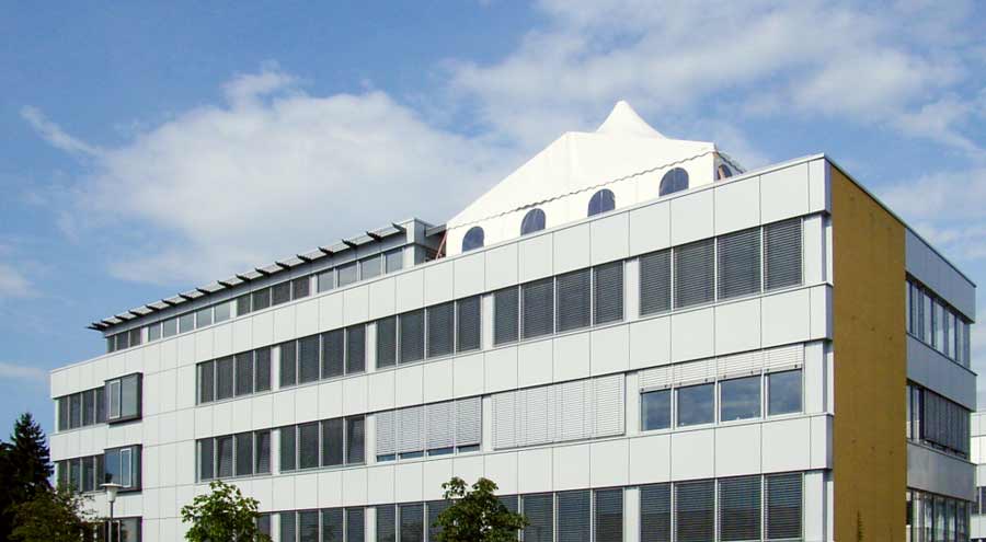 Zelt auf einem Häuserdach