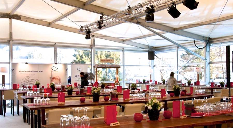 Zelt mit Kompletter Fensterfront von LEUBE