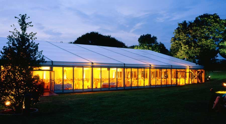 Langes Zelt beleuchtet