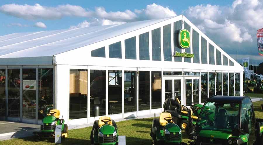 John Deere Ausstellung im Großzelt von LEUBE