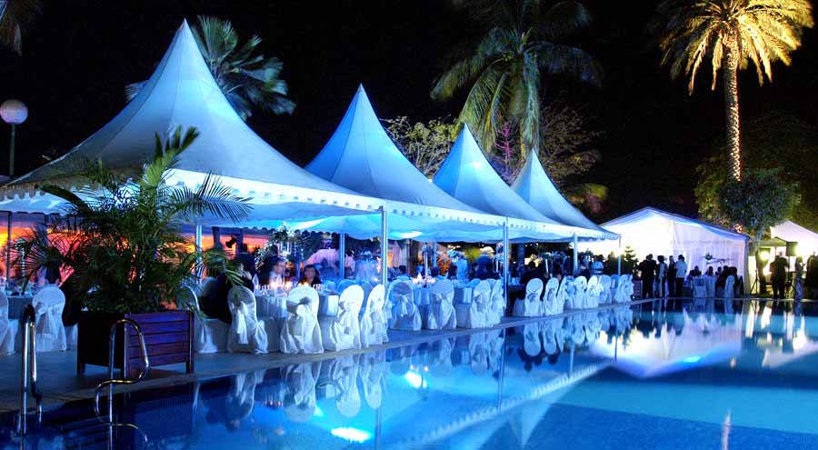 Pagodenzelte bei Party am Pool