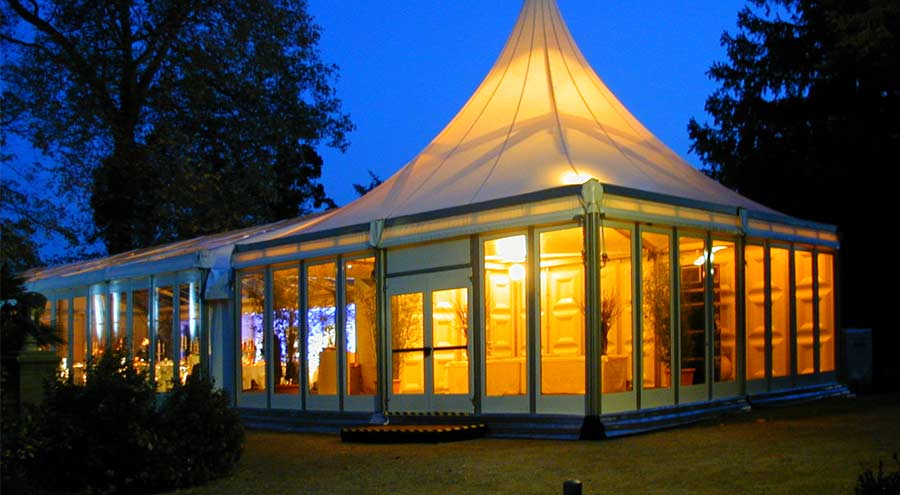 Beleuchtetes Pagodenzelt mit Fensterwänden