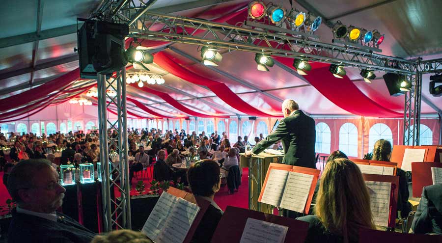 Konzert in beleuchtetem Zelt und Bühne