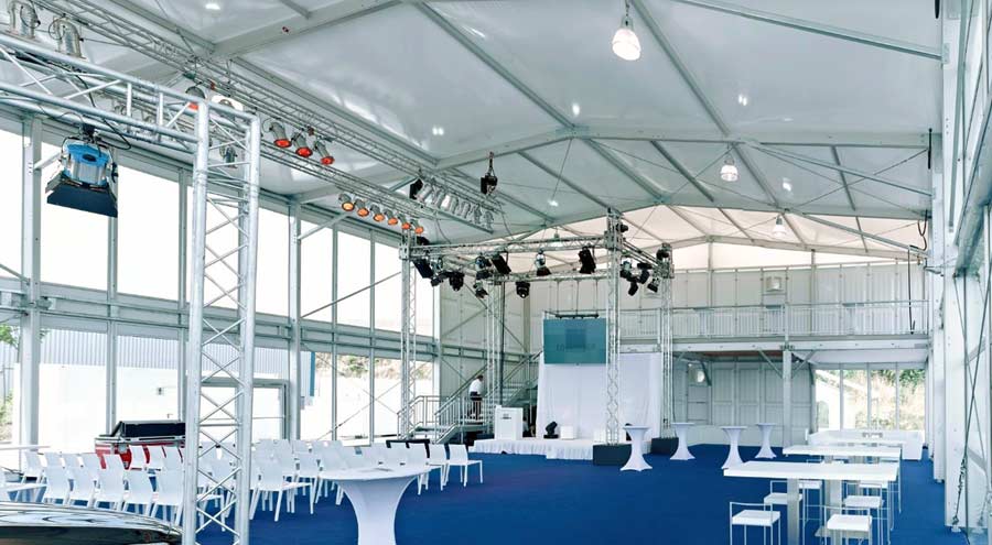 Mehrstöckiges Ausstellungszelt von LEUBE