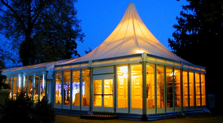 Bleuchtetes Pagodenzelt von LEUBE