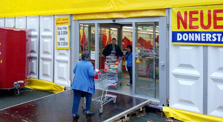 Einkaufen im LEUBE Zelt