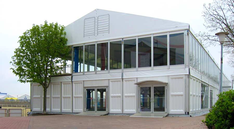 Mehrstöckiges Zelt mit Fensterfront von LEUBE