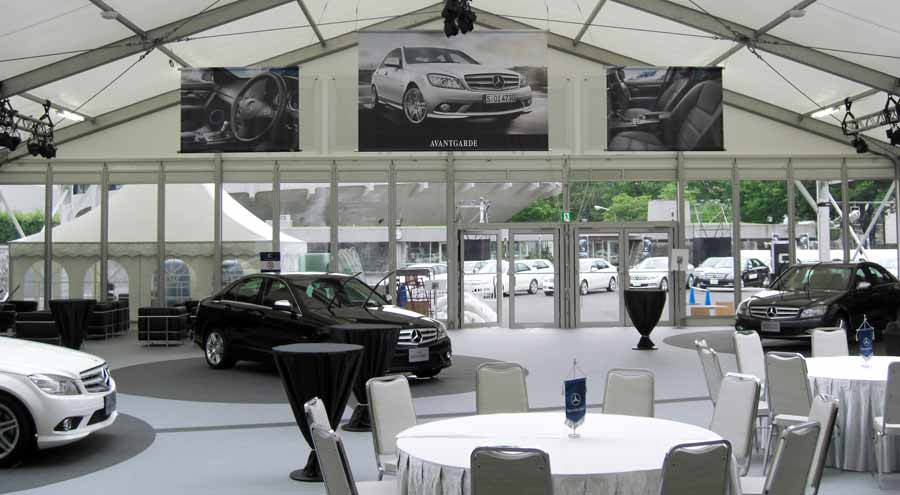 Autoausstellung im Großzelt von LEUBE