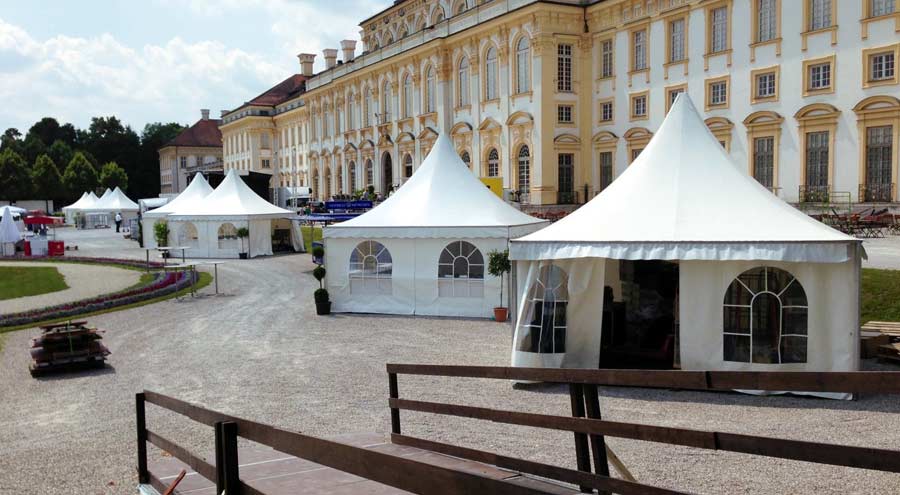 Pagodenzelte von LEUBE vor einem Schloss