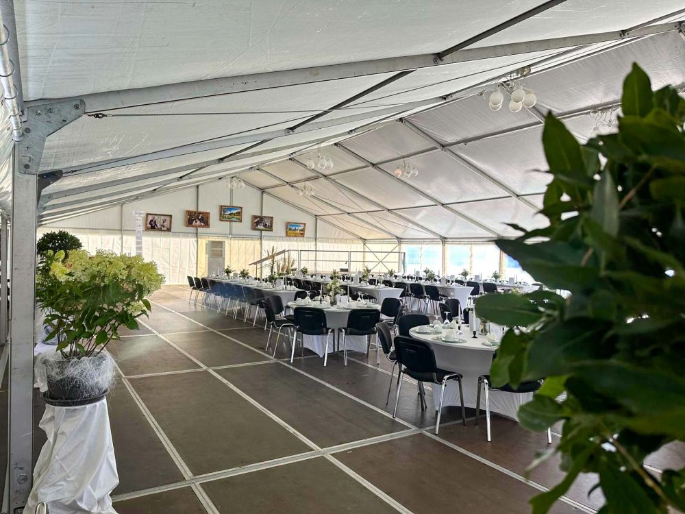 Hochzeit im LEUBE Zelt mit Ausstattung von LEUBE