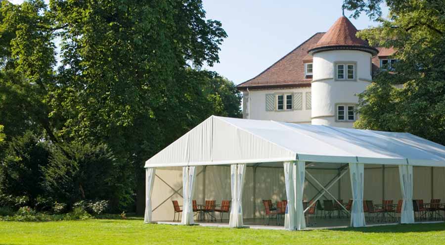 Kleinzelt von LEUBE im Park