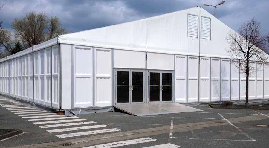 Großzelt mit Eingangsrampe von LEUBE