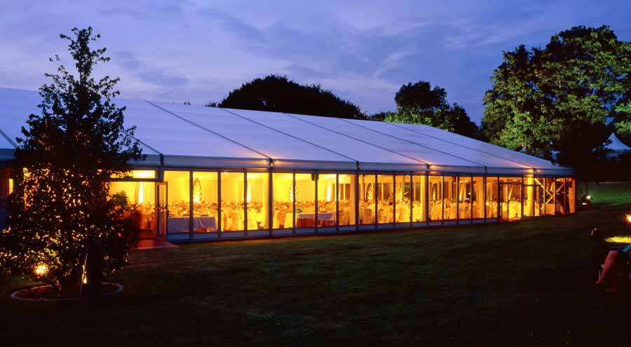 Beleuchtetes Großzelt von LEUBE