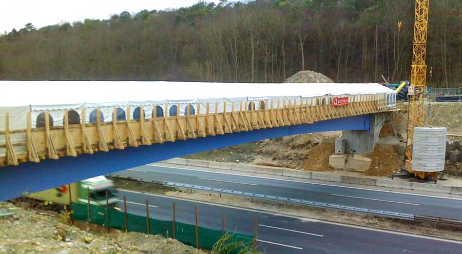 Zeltbau auf einer Brücke